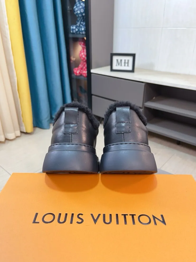 Men's men's shoes 💰500🌸🌸 LV styles are novel and fashionable, and the uppers are made of imported cowhide + LV special materials! Super trendy design! It’s eye-catching! The leather is soft, delicate, shiny and translucent, showing the ultimate handmade craftsmanship, and the fur lining is soft, comfortable and breathable! Size: 38-44